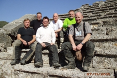 Gruppenbild in Pinara mit Mac Steuer, dem Wolf, dem Knappen, Sir Peter, Connor und dem King