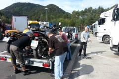 Umladen auf dem Parkplatz